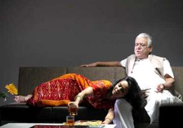mallika sherawat was uncomfortable doing bold scenes with om puri