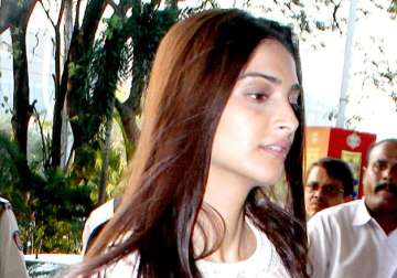 sonam kapoor s first appearance after recovering from swine flu