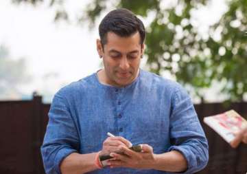 salman khan promises to visit pakistan to attend bajrangi bhaijaan premiere