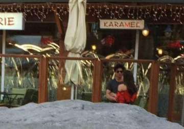 shah rukh khan spotted romancing kajol in bulgaria for dilwale