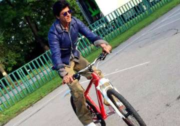 srk performs really cool car stunts in dilwale