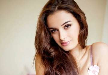 evelyn sharma eyes tamil cinema