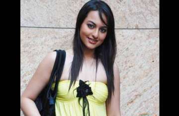 sonakshi gives her first pay cheque to salman s foundation