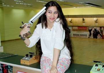naughty sasha agha does prank on suniel shetty jay bhanusali during desi kattey shoot