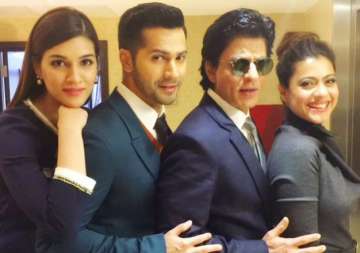 srk chooses to stay tight lipped on the story of dilwale watch video