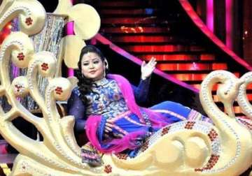 bharti singh goes on a kissing spree with happy new year cast