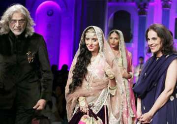 pernia dances away as suneet varma closes ibfw