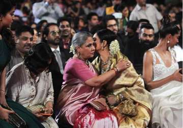 the wait s over jaya bachchan and rekha hug out differences