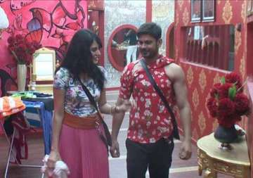 bigg boss 9 contestants get their first jhatka vikas keith forced to wear women s dresses view pics