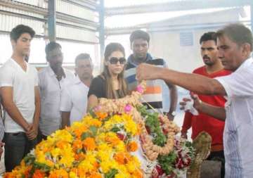 shah rukh khan s wife gauri son aryan attend spot boy subhash jain s cremation