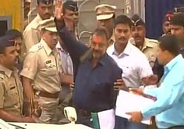 sanjay dutt reaches mumbai visits siddhivinayak and mother s grave