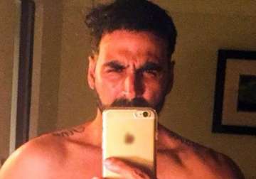 akshay kumar goes shirtless for selfie debut