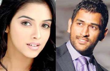dhoni chills out with asin