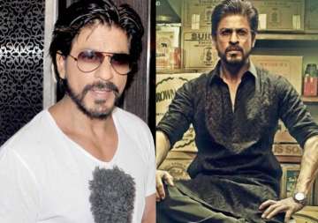 see pic shah rukh injures himself again spotted with crutches on raees sets