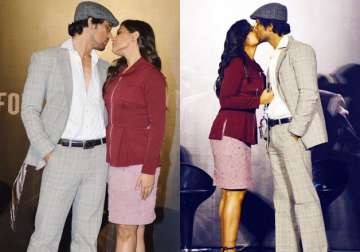 watch video randeep hooda richa chadda s sizzling lip lock at trailer launch of main aur charles