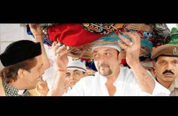 frenzied fans surround sanjay in ajmer dargah