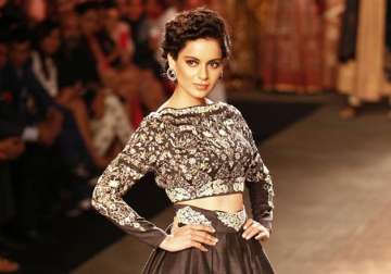 kangana ranaut takes a dig at b town s selfie queens for self obsession