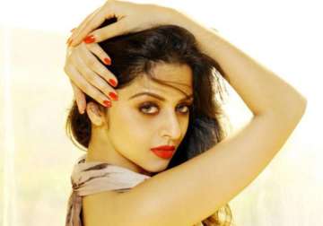 vedhika s turn to give back to her fans