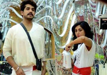 bigg boss 9 rimmi sen fights with partner suyyash rai