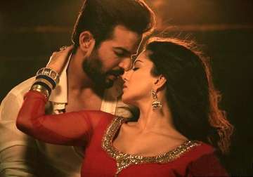 sunny leone s ek paheli leela jay bhanushali is happy that people are clapping and whistling over dialogues