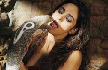 mallika first bollywood actress to kiss a snake