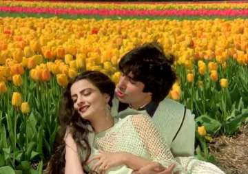 amitabh rekha s tulip garden romance to be relived in bollywood