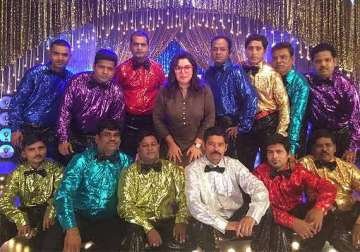 farah dresses up spot boys for hny credit song