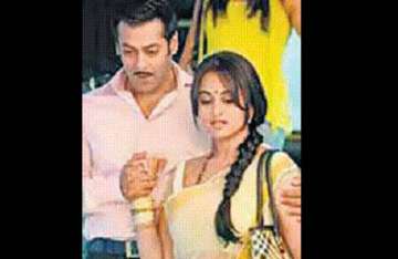 first look salman sonakshi in dabangg