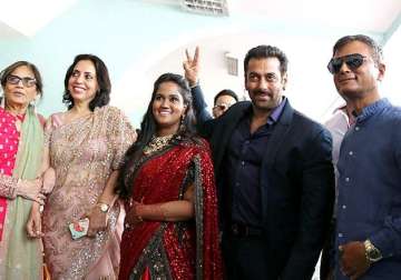 salman khan looks more than handsome at arpita khan wedding reception