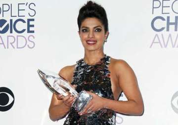 embarrassing priyanka chopra s thank you speech gets interrupted by hollywood actor watch video