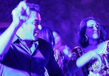 sonakshi s dance at arpita s reception ends the rumours of her rift with salman see pics