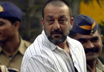 prison probe indicts sanjay dutt for overstaying furlough