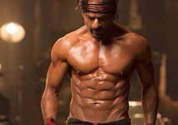 gauri says shah rukh s eight pack looks fabulous in happy new year