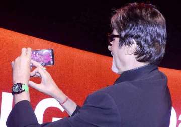 amitabh bachchan clicks selfies with fans at smartphone launch see pics