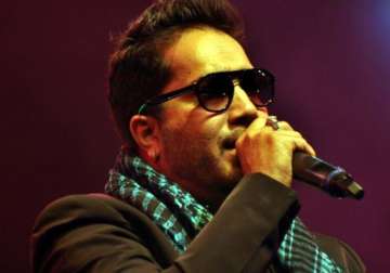here s why mika singh slapped the dr for good at delhi event watch video