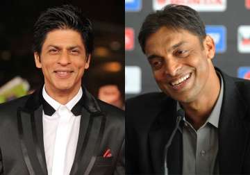 watch video when shah rukh khan kissed pakistani cricketer shoaib akhtar