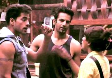 bigg boss 8 day 19 soni calls gautam a liar task and luxury defines the day view pics