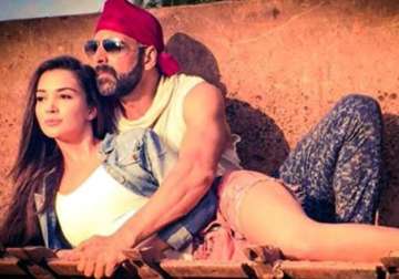 akshay kumar cosies up with amy in singh is bliing