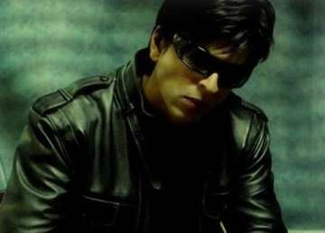 srk does 300 feet jump for don 2