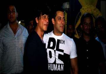 karan arjun reunion salman gets emotional after meeting shah rukh see pics