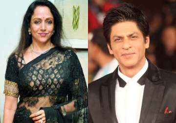 hema malini says it s not right shah rukh khan was targeted