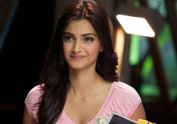 i don t bow down to cyber bullying sonam kapoor