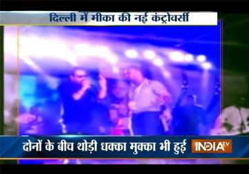 singer mika singh booked for slapping doctor at live concert in delhi watch video