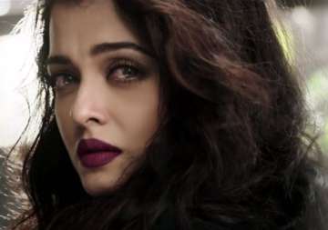 watch aishwarya rai looks mesmerizing in first track bandeyaa from jazbaa