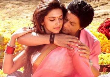 it s official deepika padukone to star opposite shah rukh khan in happy new year