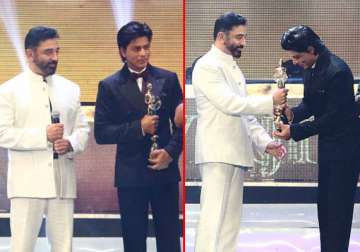 kamal haasan honours shahrukh khan at vijay awards view pics