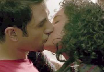 kangana ranaut vir das bloody kiss in revolver rani view pics