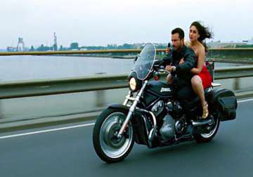 kareena kapoor wants saif ali khan to play cop onscreen