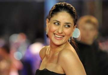 kareena to announce marriage after release of agent vinod