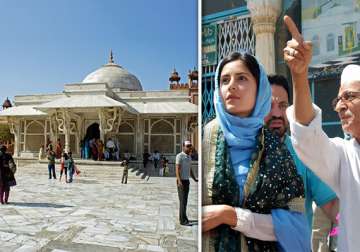 katrina visits shrine of sheikh salim chisti